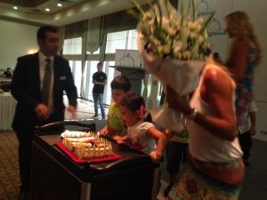“Radyo Bebek” Lansman Toplantısında Pınar Altuğ’a Süpriz Doğum Günü