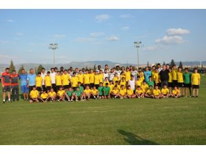 Akhisar Belediyespor, İdman Öncesi Minik Sporcuları Konuk Etti