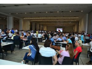 Kurultay Salonuna Sığmayan Partililer Fuaye Alanına Kurulan Ekranlardan Olağanüstü Kurultayı Takip Ediyor