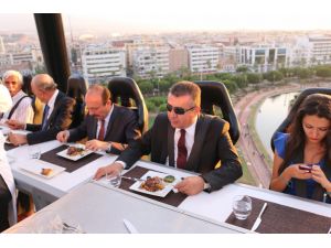 Vali Lekesiz, Yerden 70 Metre Yükseklikte Akşam Yemeği Yedi