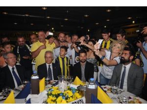 Başkan Ve Futbolcuları Şampiyonluğu Kutladı