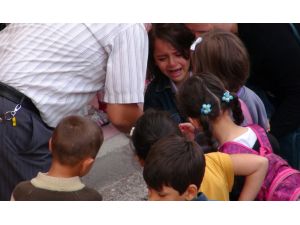 Annelerinden Ayrılamayan Çocukların Gözyaşı