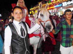 İngiliz Geline Türk Usulü Düğün