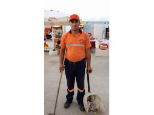 Temizlik Yaparken İçi Altın Ve Para İle Dolu Olan Çanta Buldu