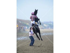 Yarış Öncesi Binicisini Atan At Yılın En Güzel Spor Fotoğrafını Verdi