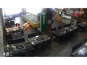 Acemi Garson Müşteriyi Yaktı