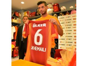 Galatasarayın Yeni Transferi Dzemaılı Taraftarlara İmza Dağıttı