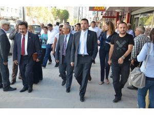 Konsolos Espınoza Annesi İçin Namazlık Aldı