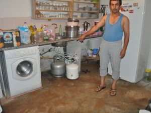 Sağanak Yağış Nedeniyle Evleri Su Bastı