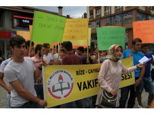 Okulları Ellerinden Alınan Öğrencilerden Protesto Yürüyüşü