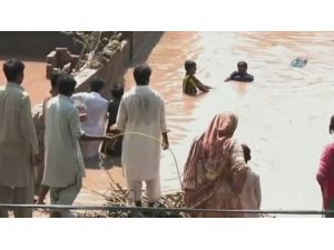 Hindistan Ve Pakistan Sele Teslim: En Az 400 Ölü