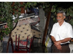 Kayseride 70 Yaşındaki Adam Eşyaları İle Birlikte Sokakta Kaldı