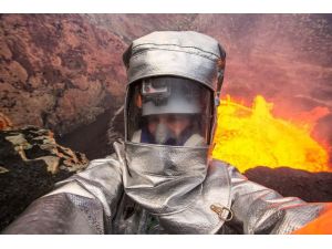 Yanardağın İçinde Selfie Çekti