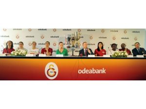 G.saray’da İmzalar Toplu Atıldı