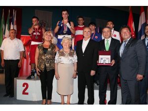 Fenerbahçeli Boksöre Ünal Aysal Kupa Verdi