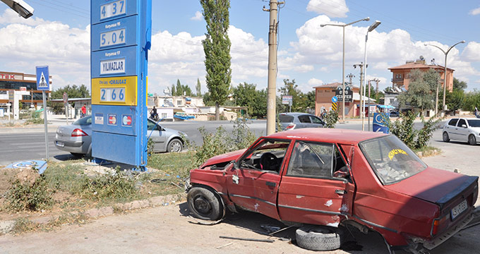 Kontrolden Çıkan Otomobil Akaryakıt İstasyonuna Girdi