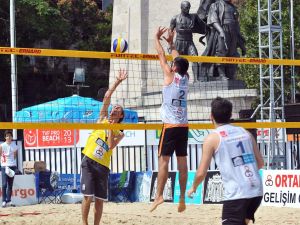Plaj Voleybolu Şehre İndi
