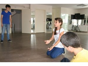 Çocuklardan Tiyatro Gösterisi