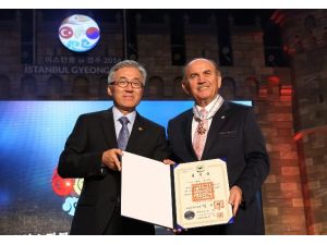 Topbaş’a Devlet Nişanı