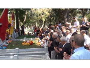 Taçsız Kral Anıldı