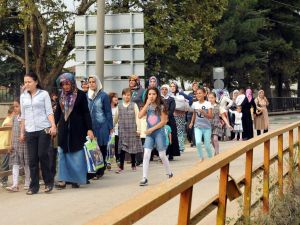 Şehrin Merkezindeki Okula Gitmek İçin 3 Kilometre Yürüyorlar…(özel Haber)