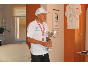77 Yaşındaki Maratoncuya Rakip Çıkmadı
