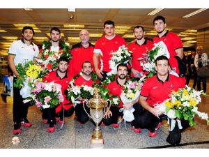 Milli Güreşçiler Coşkuyla Karşılandı