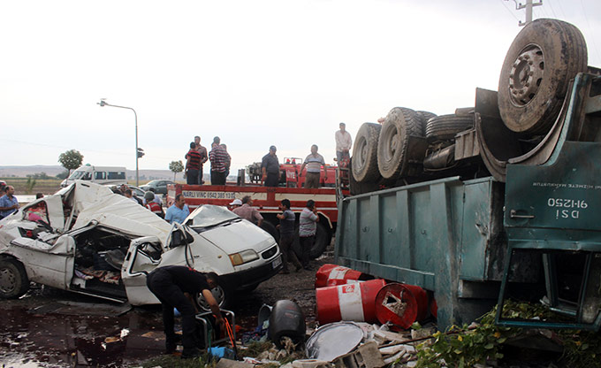 Kamyon Park Halindeki Minibüsü Biçti