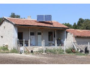 Dağın Ortasında Elektriğini Güneşten Alıyor