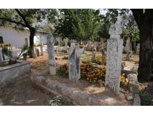 İlbade Mezarlığında Eski Türk Dönemi Mezarları Gün Yüzüne Çıkıyor