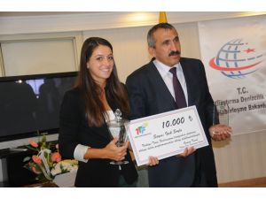 Tenis Federasyonu Başkanı Tural, Milli Tenisçi İpek Soyluyu Kabul Etti