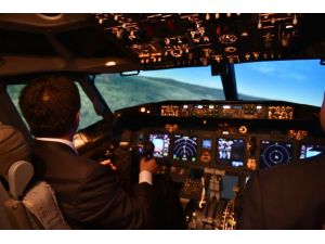 Ekonomi Bakanı Zeybekci Pilot Koltuğuna Oturdu