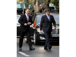 Davutoğlu, Makedonya Başbakanı Gruevskı’yi Resmi Törenle Karşıladı