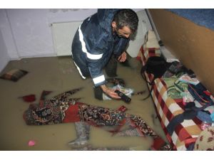 Karabük’te Yağmur Yolları Göllere Çevirdi, Bir Evi Su Bastı