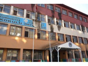 1 Okul Daha Ateşe Verildi