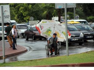 Tekerlekli Sandalyesiyle Su Biriken Yolda Kaldı