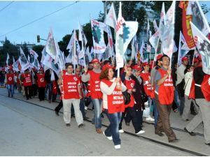 Cami Önünde Slogan Atan Gruba Cemaatten Tepki