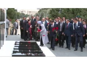 Aliyev’in Mezarını Ve Türk Şehitliğini Ziyaret Etti