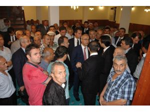 Bakan Elvan Yağış Nedeniyle Camide Bekledi