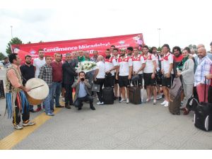 Antalyaspor’a Davullu Zurnalı Karşılama