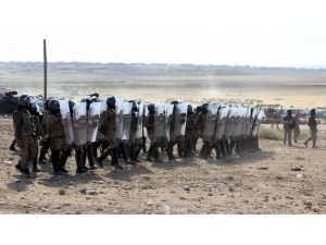 Sınırda Çadıra Asılan Ypg Bayrağına Polis Müdahalesi