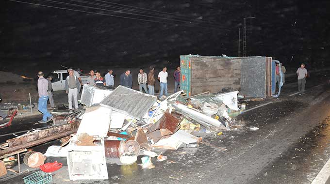 Hurda Yüklü Kamyona Çarptı: 2 Yaralı