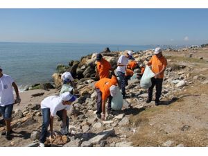 Mersin Sahillerinden Poşetler Dolusu Çöp Toplandı