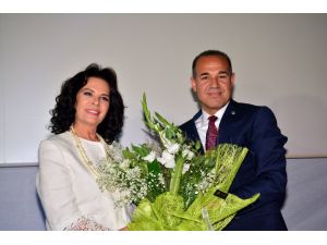 Başkan Sözlü’den Hülya Koçyiğit’e Plaket