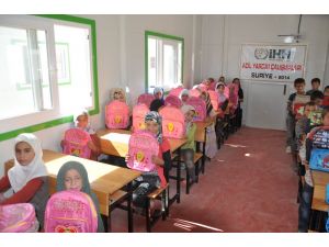 Sınır Ötesindeki Çocuklara Okul Çantası Dağıtıldı