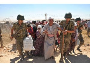 Mehmetçik’ten Sığınmacılara Yardım Eli