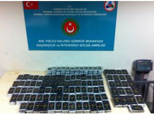 Atatürk Havalimanında 2 Milyon Liralık Kaçak Cep Telefonu Ele Geçirildi