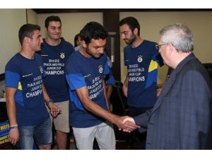 Fenerbahçeli Atletler Aziz Yıldırım’ı Ziyaret Etti