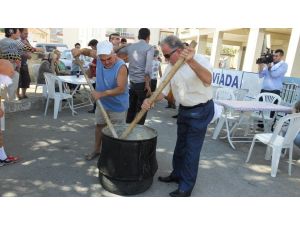 Davul Zurna Eşliğinde Keşkek Karıştırıyorlar