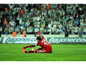 Bursaspor-beşiktaş Maçının Ardından Saha Karıştı